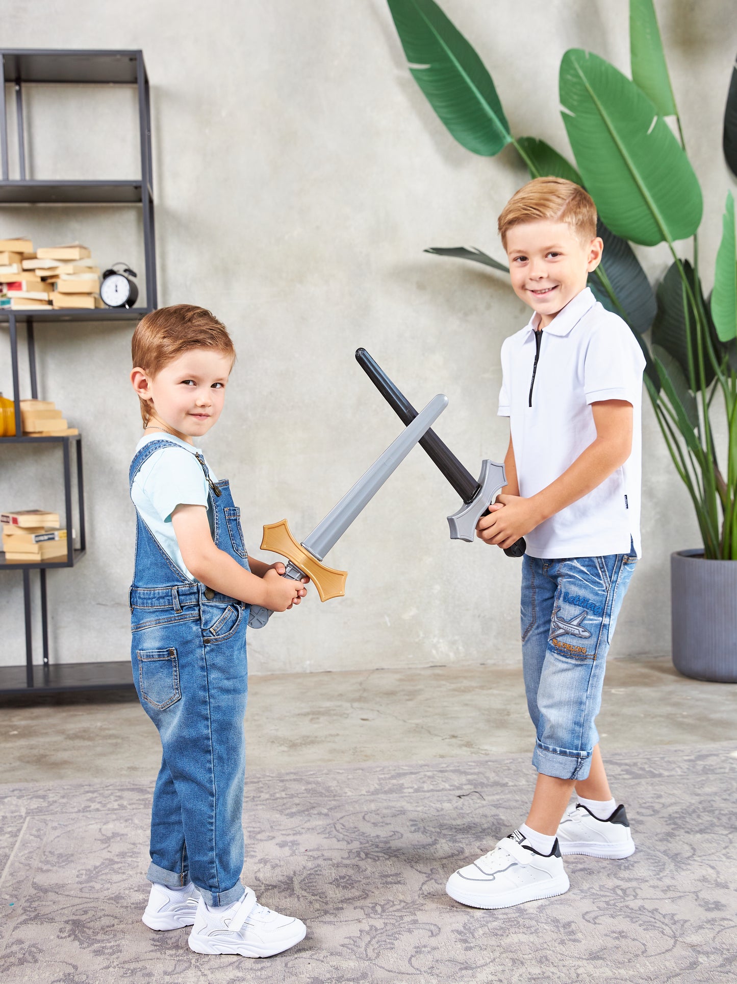 Оружие пластиковое "Набор клинков" (черный меч с серебряной гардой)